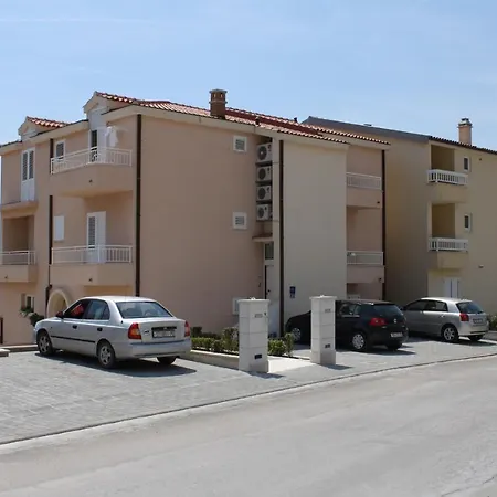 With A Parking Space - 6667 Makarska