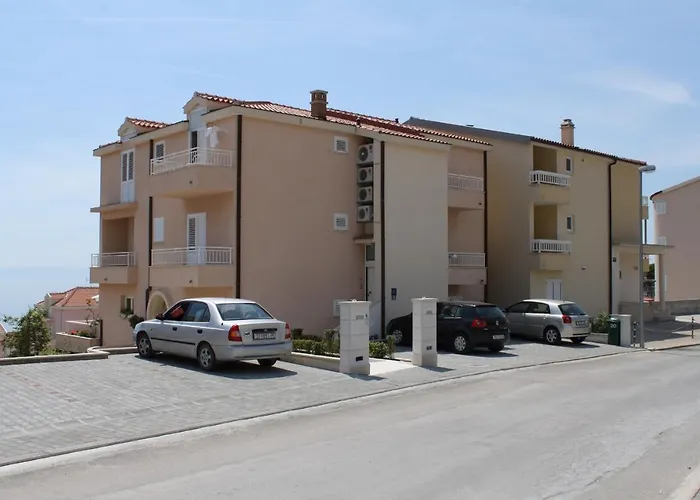 With A Parking Space - 6667 Makarska